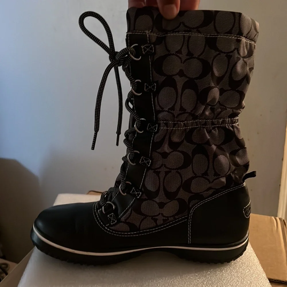 COACH BOOTS SIZE 8 women’s pre worn twice with a small scratch on the right boot - Picture 5 of 6